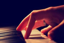 企业间同一法人沪牌过户可以吗?